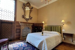 4 bedrooms, desk, iron/ironing board, free WiFi