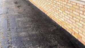 Un pasaje cubierto con una pared de ladrillo y ventanas.