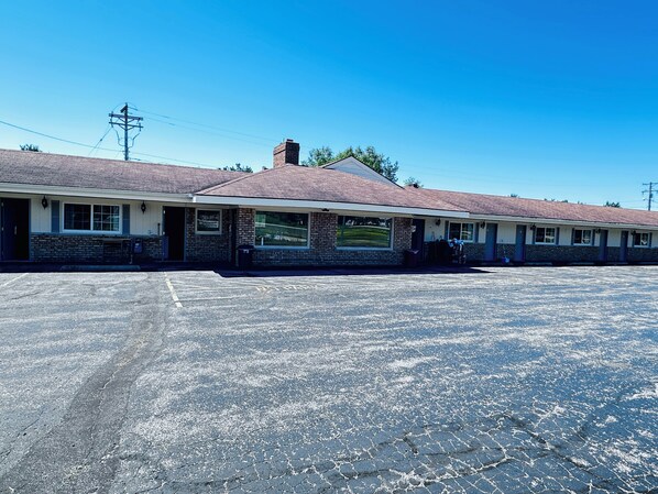 Front of property - Budget Host Inn Manistique (Manistique)