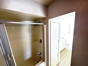Apartamento standard, várias camas, para não fumantes, cozinha americana | Banheiro | Secador de cabelo (mediante solicitação), toalhas de banho