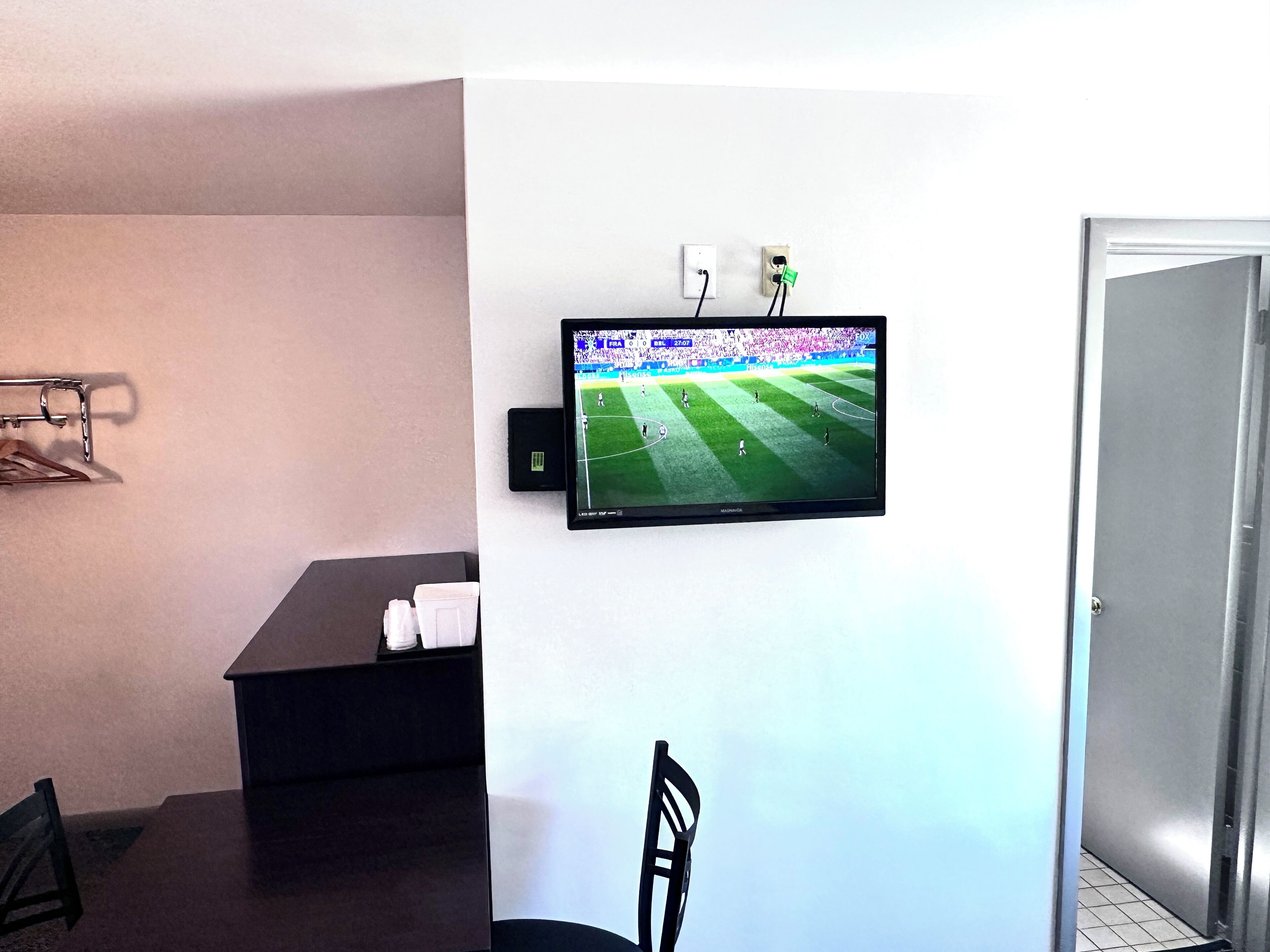 Seprai premium, tirai kedap cahaya, Wi-Fi gratis, dan seprai linen