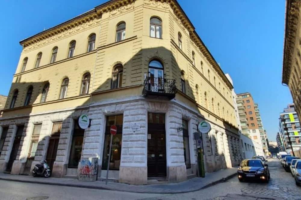 GoodMo Budapest Smart Rooms