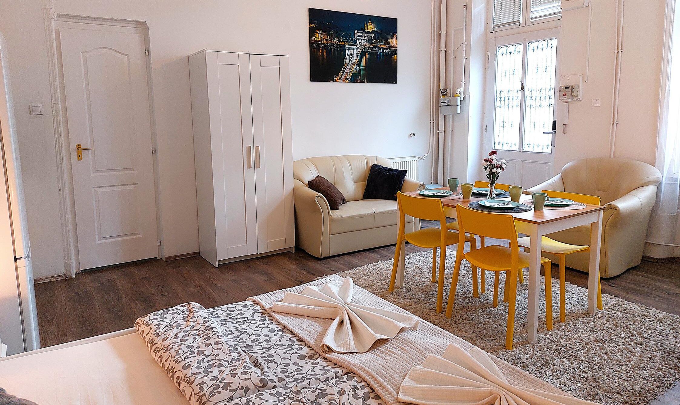 Standard Apartment, 1 Bedroom | Ruang kerja komputer riba, langsir/tirai gelap terus, Wi-fi percuma 