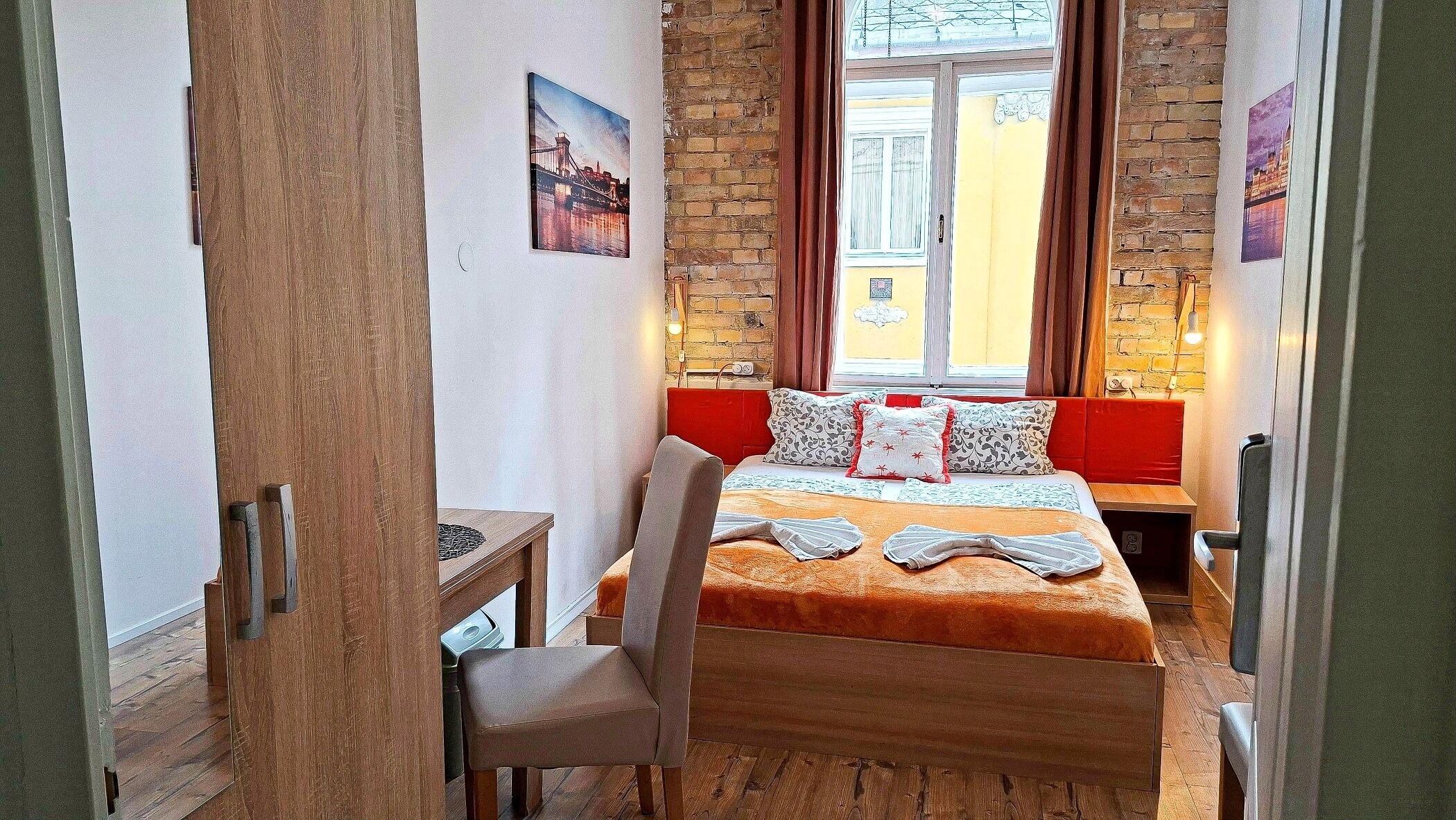 Kamar Double atau Twin Basic | Ruang kerja ramah laptop, tirai kedap cahaya, dan Wi-Fi gratis