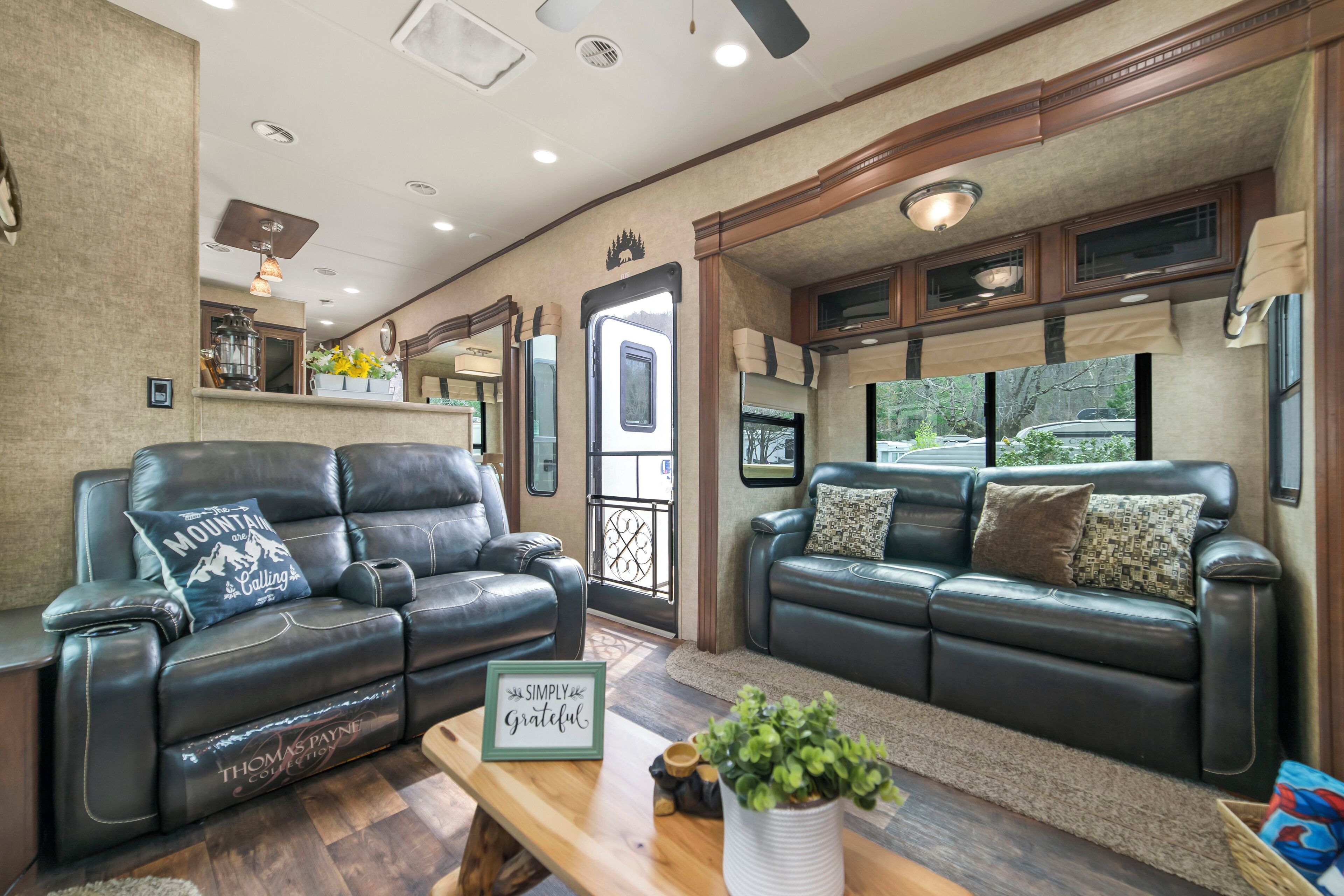 TV connectée, cheminée, jeux vidéo, baby-foot