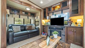 TV connectée, cheminée, jeux vidéo, baby-foot