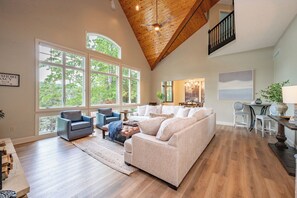 Smart TV, fireplace, DVD player, table football - New! Luxury Lakefront w/ Pool, Dock & Hot Tub (Oakland)