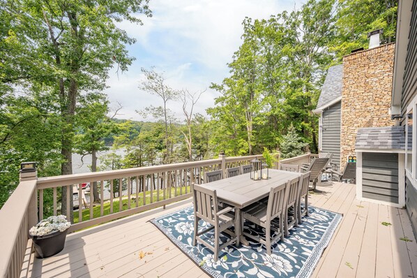 Outdoor dining - New! Luxury Lakefront w/ Pool, Dock & Hot Tub (Oakland)