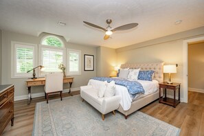 6 bedrooms, travel cot, free WiFi, bed sheets - New! Luxury Lakefront w/ Pool, Dock & Hot Tub (Oakland)