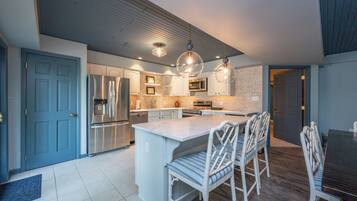 ثلاجة، ميكروويف، فرن، موقد طهي مسطح