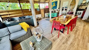 Een moderne keuken met een houten aanrecht en een eethoek met rode stoelen.