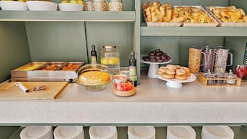 Petit déjeuner continental (9.50 EUR par personne)