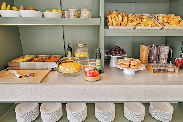Daily continental breakfast (EUR 9.50 per person)