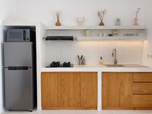 Fridge, coffee/tea maker, cookware/dishes/utensils