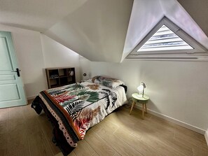 2 bedrooms, iron/ironing board, Internet, bed sheets