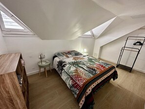 2 bedrooms, iron/ironing board, internet, bed sheets