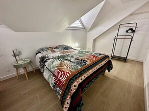 2 多间卧室、熨斗/熨衣板、上网接入、床单