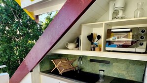 Cafetera y tetera, microondas, horno y lavavajillas
