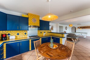 Een oven, een vaatwasser, een koffiezetapparaat/waterkoker