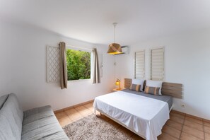 4 bedrooms, iron/ironing board, internet, bed sheets