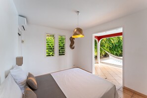 4 slaapkamers, een strijkplank/strijkijzer, internet, beddengoed