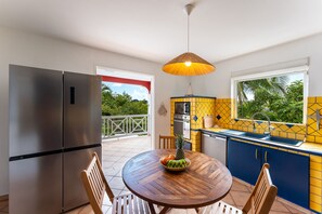 Oven, dishwasher, coffee/tea maker, cookware/dishes/utensils