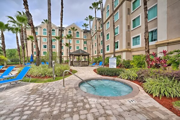 Outdoor pool - Suites at Lake Buena Vista close Disney Spring (Orlando)