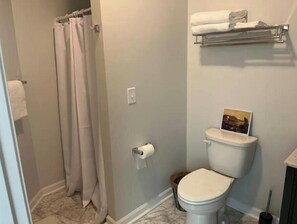 Serviettes fournies, papier toilette