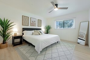 3 室のベッドルーム、デスク、旅行用ベビーベッド、WiFi (無料)