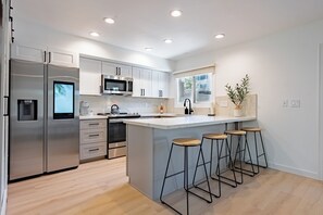 Køleskab, mikrobølgeovn, ovn, kogeplade