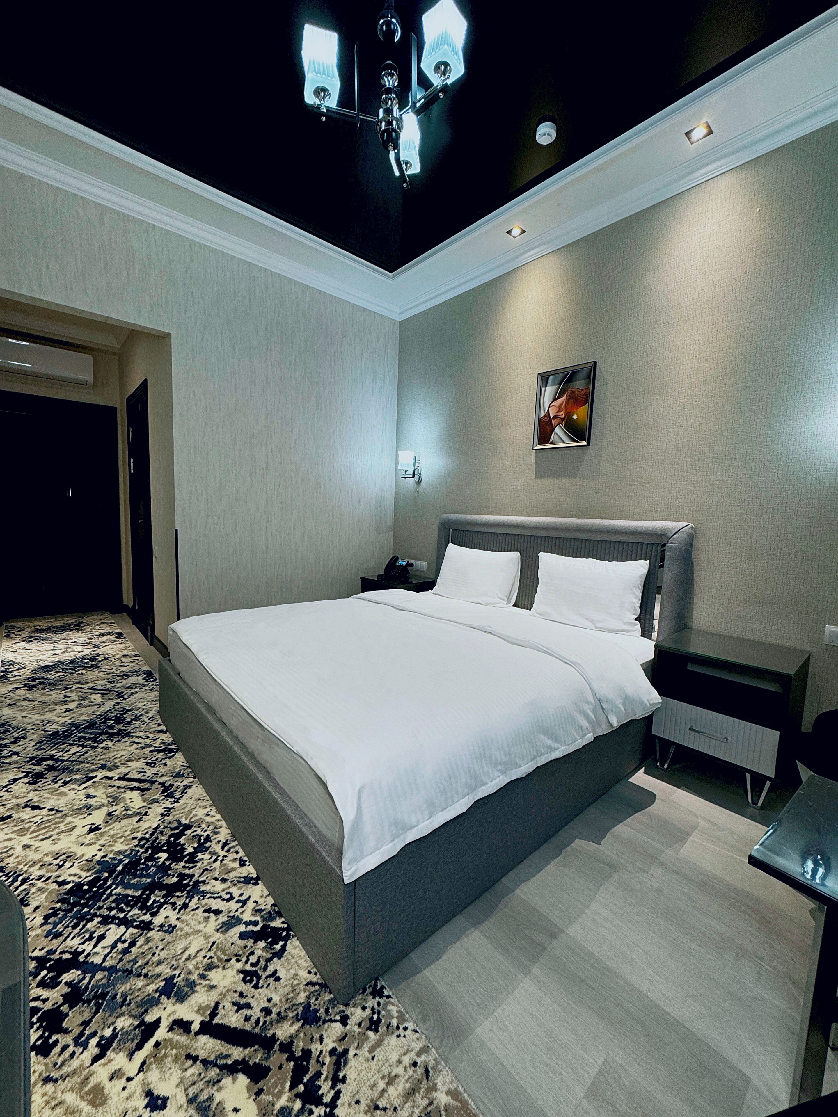 Habitación doble estándar | Ropa de cama de alta calidad, edredón, camas Select Comfort y minibar 