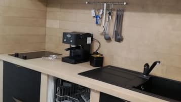 Fridge, microwave, stovetop, dishwasher