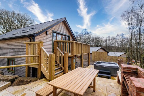 Derwent; woodland lodge for 6 with hot tub, BBQ, near Alton Towers.
