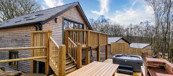 Derwent; woodland lodge for 6 with hot tub, BBQ, near Alton Towers.