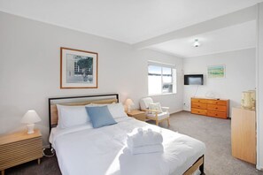 3 habitaciones, escritorio, tabla de planchar con plancha y wifi gratis 