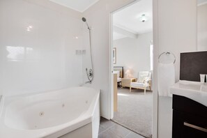 Een haardroger, handdoeken