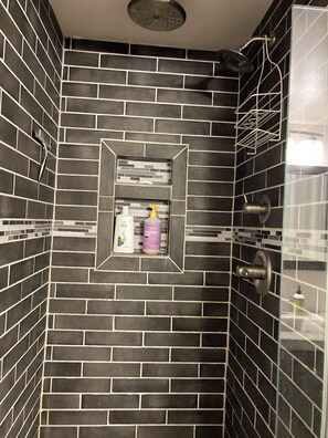 Shower, towels, soap, shampoo - Beautiful family home in the Upper Rattlesnake (Missoula)
