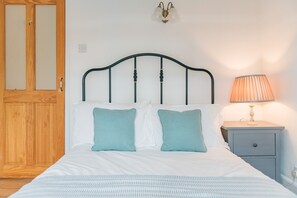 2 bedrooms, desk, iron/ironing board, WiFi