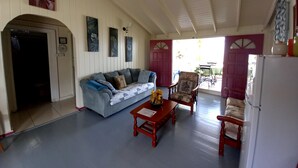 Smart TV - Rainbow Beach - Apartment with an amazing seaview (Calibishie)