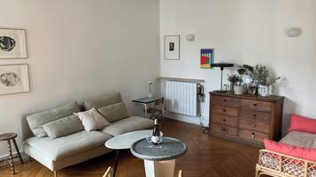 Livres, écrans d'ordinateur