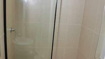 Regadera tipo lluvia, amenidades de baño gratuitas, pantuflas, toallas