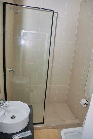 Rainfall showerhead, free toiletries, slippers, towels - Bluerock Residences (Lekki)