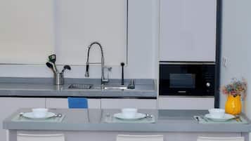 Luxury Apartment | Dapur peribadi | Peti sejuk/penyejuk beku saiz penuh, ketuhar gelombang mikro