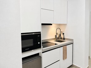 Full-size fridge, microwave, dishwasher, electric kettle - Bluerock Residences (Lekki)