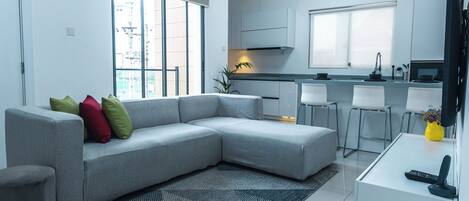 Suite de lujo | Área de sala de estar | Smart TV, Netflix, películas con cargo y servicios de streaming