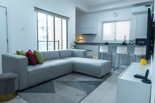 Luksussuite | Oppholdsområde | En 65-tommers smart-TV med kabel-kanaler samt Netflix og filmkjøp