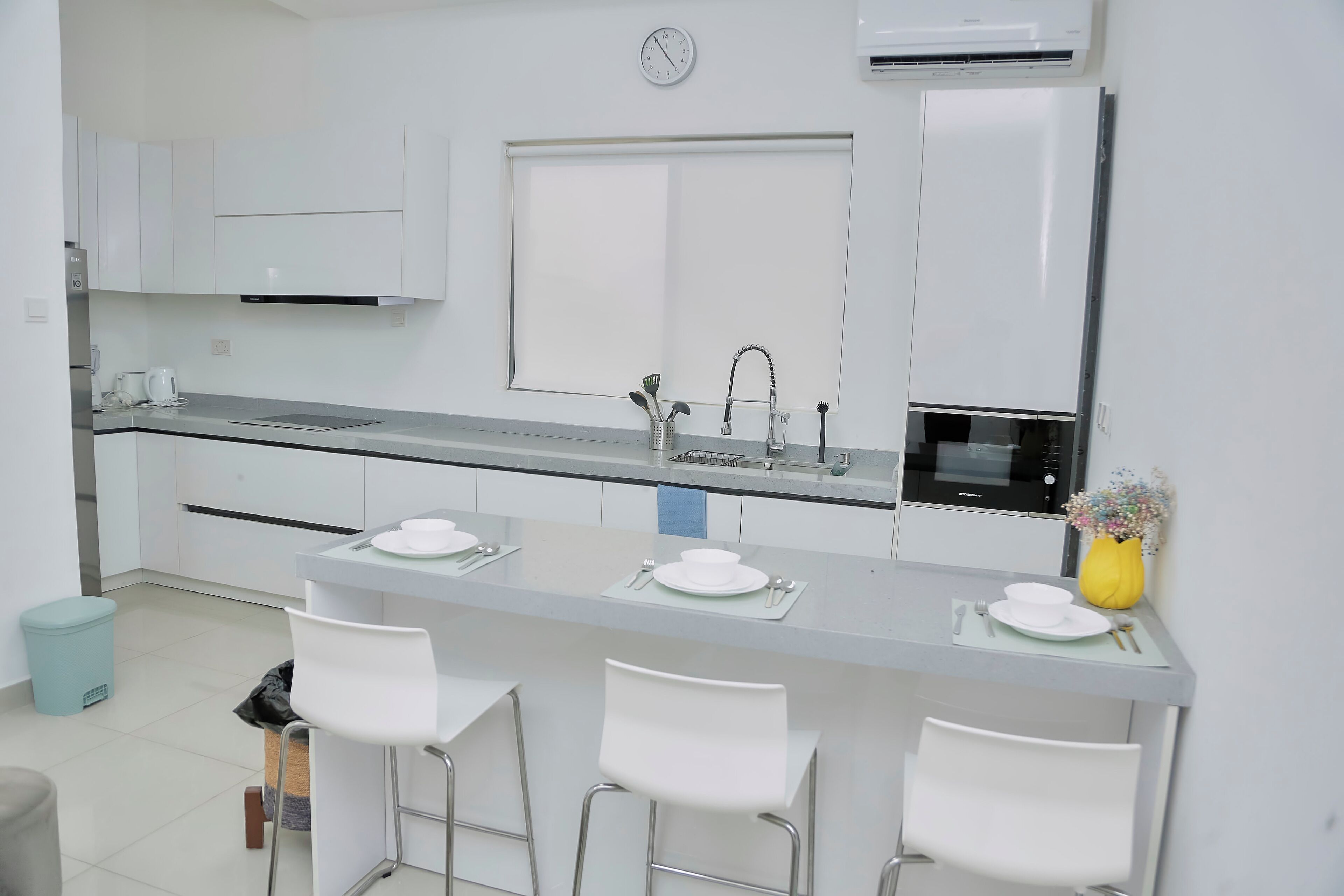 Frigorífico grande, microondas, lavavajillas y hervidor eléctrico