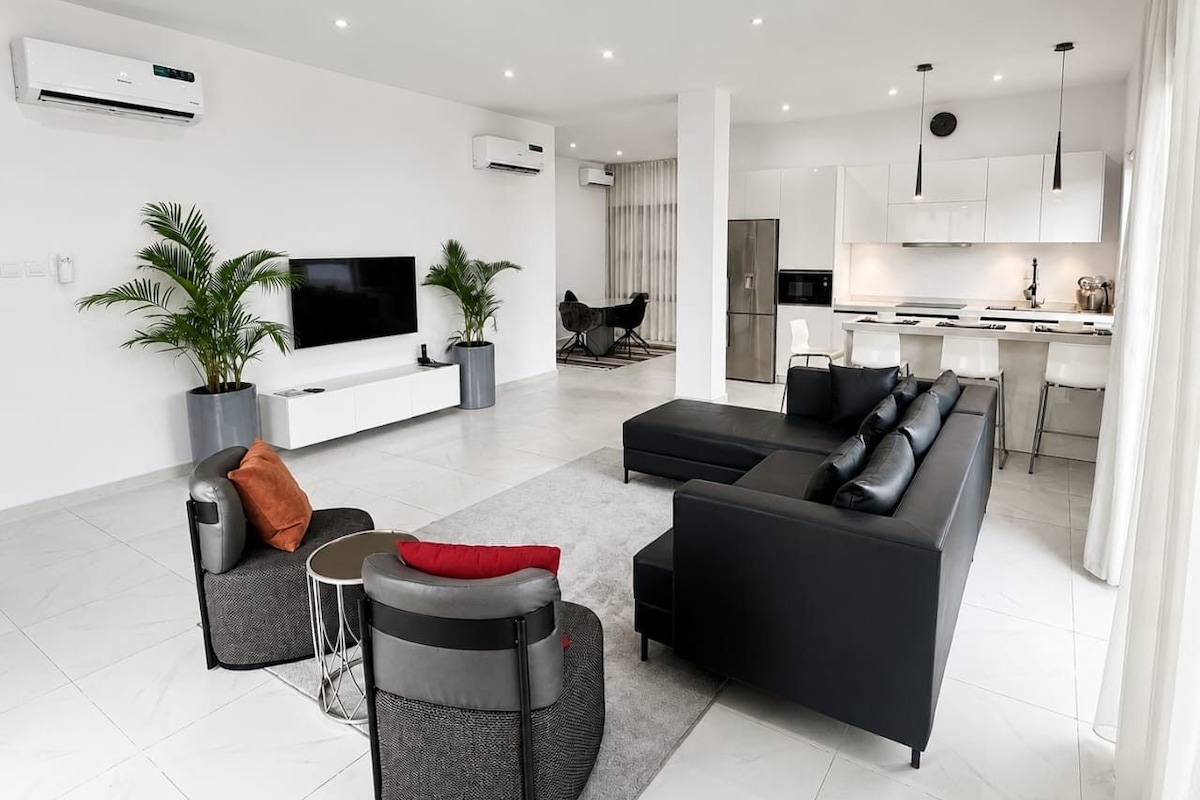 Exclusive Penthouse | Living area | 65-inch Smart TV with cable channels, Netflix, pay movies