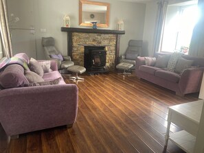 Smart-tv, een open haard, een tafeltennistafel en boeken