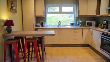 Frigorífico, microondas, horno y placa de cocina